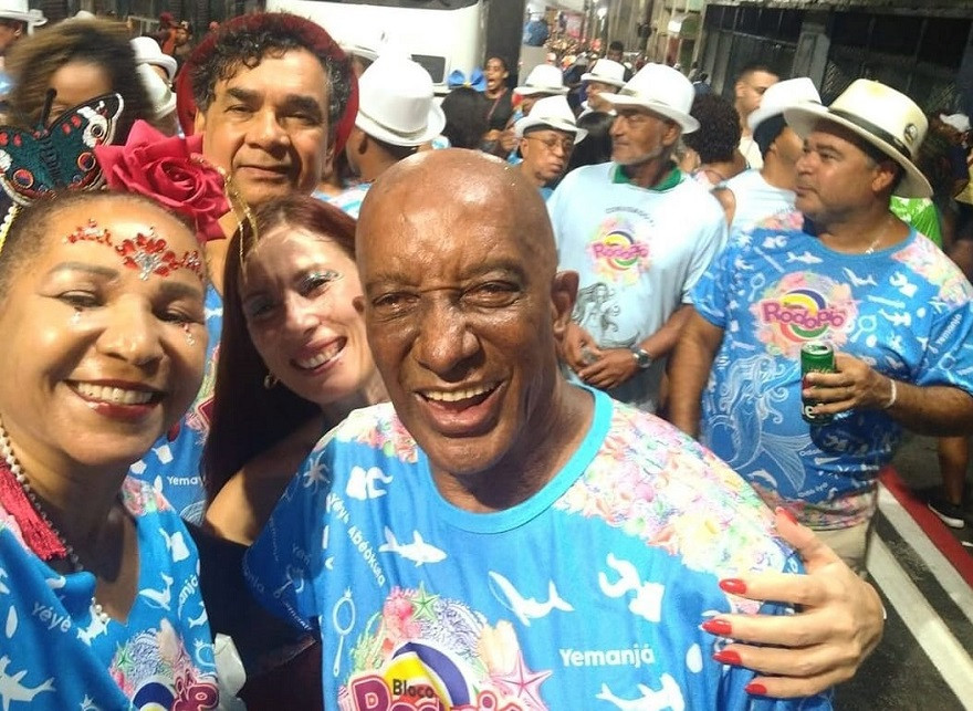 Na folia, APLB ensina que irreverência também é forma de protesto