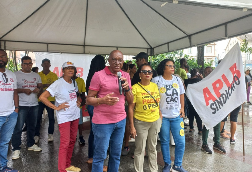 Pela educação, APLB dá aula de cidadania em praça pública