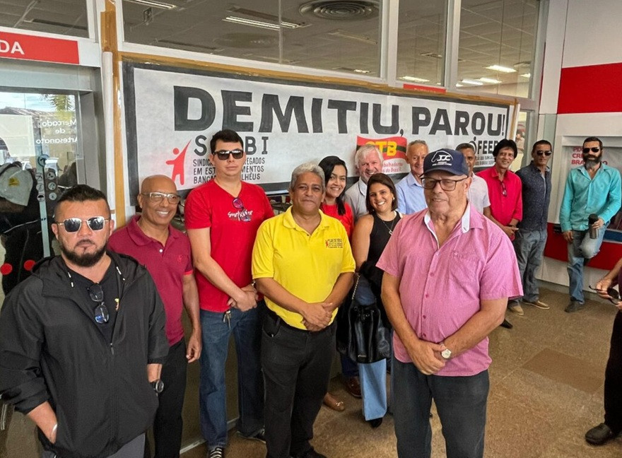 Contra o "Entre Nós, Você VAI Primeiro", Bancários de Ilhéus fecham Bradesco 