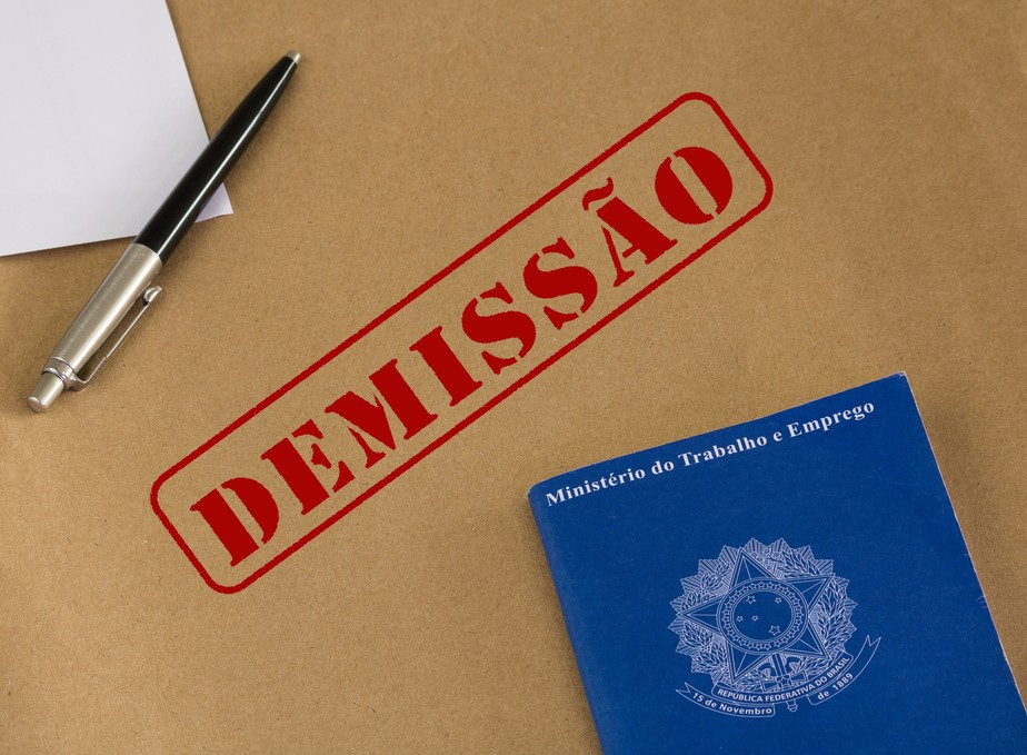 Desemprego dispara e população ocupada cai 5,2%, segundo IBGE