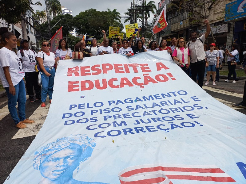 Em aula nas ruas, APLB e professores exigem pagamento justo dos precatórios
