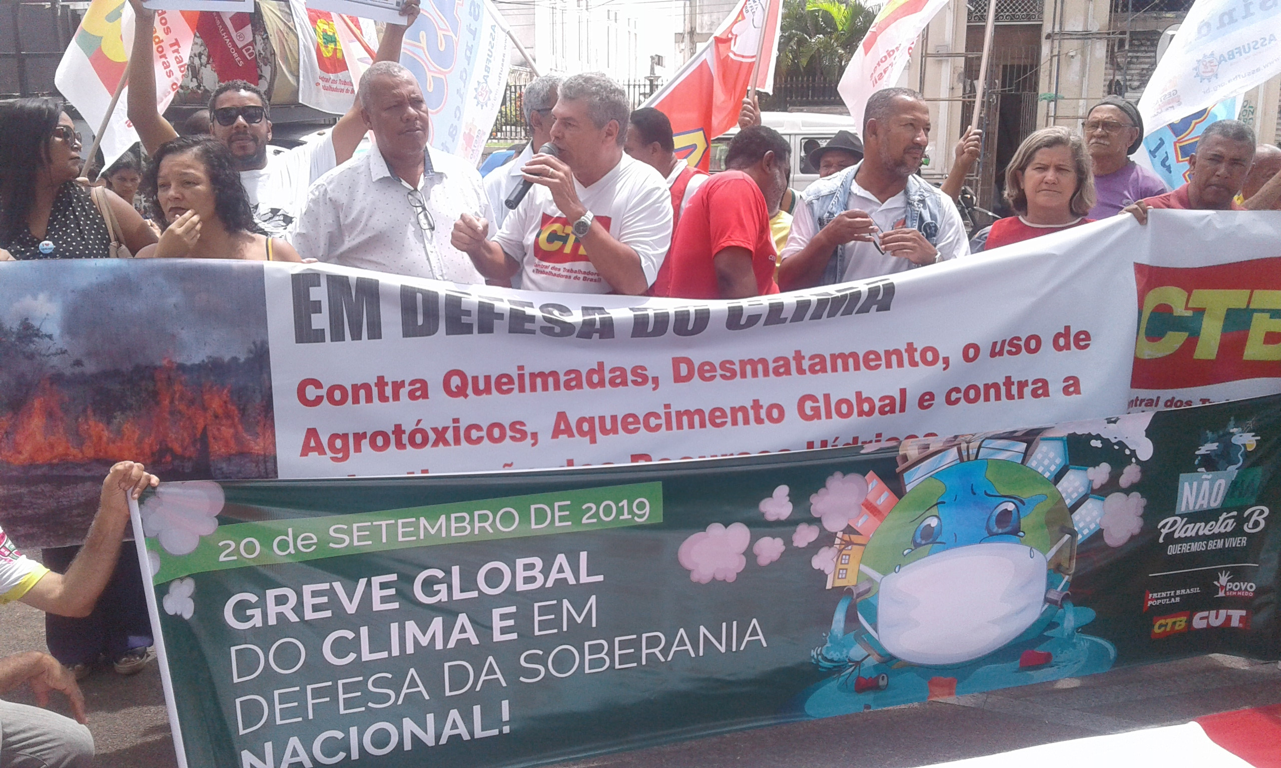 Greve global pelo clima leva várias pessoas às ruas de Salvador