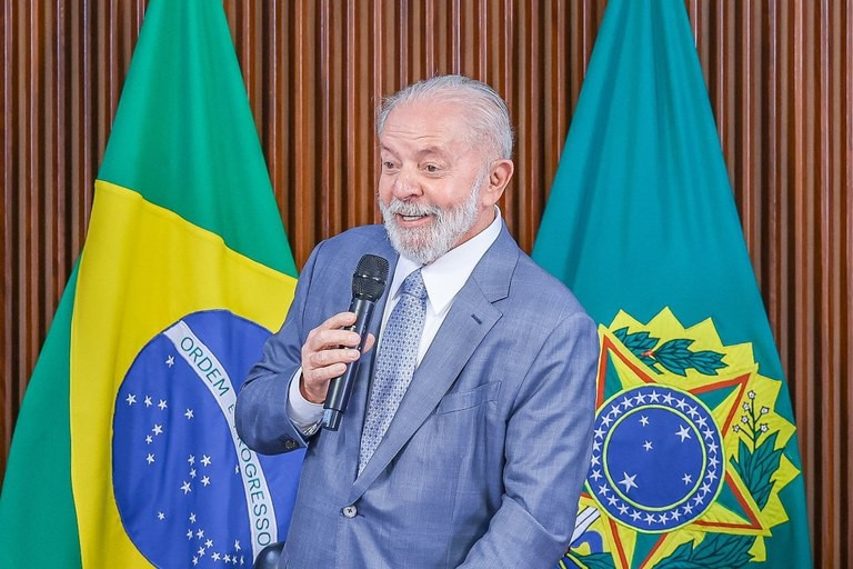 Efeito Lula: desemprego cai para 6,6% (menor taxa da série) e renda aumenta