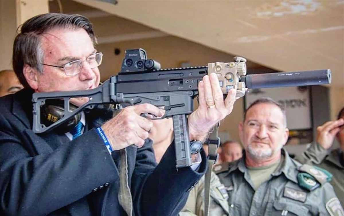 Livro conta história das milícias no país e ligações com família Bolsonaro