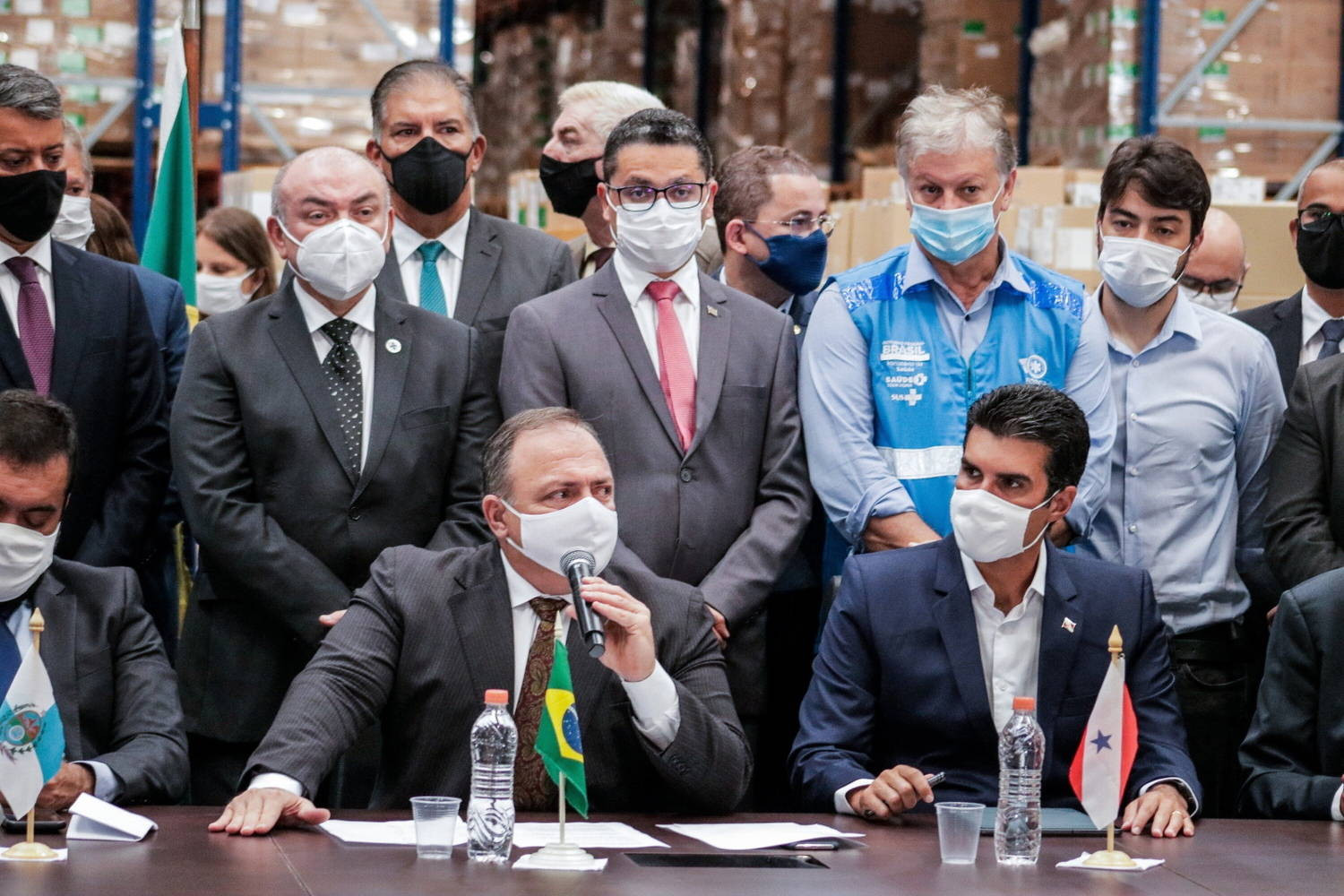 Sob pressão, Pazuello cede e antecipa início da vacinação para hoje