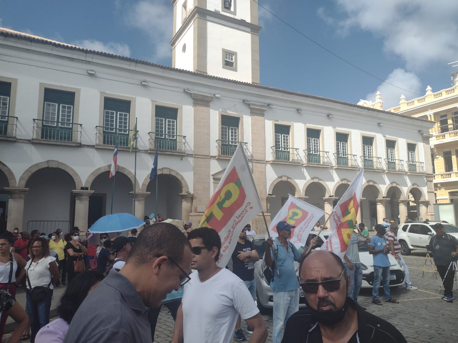 “Salário digno já, Prefeito respeite os trabalhadores”, os manifestantes lutaram por direitos e respeito.