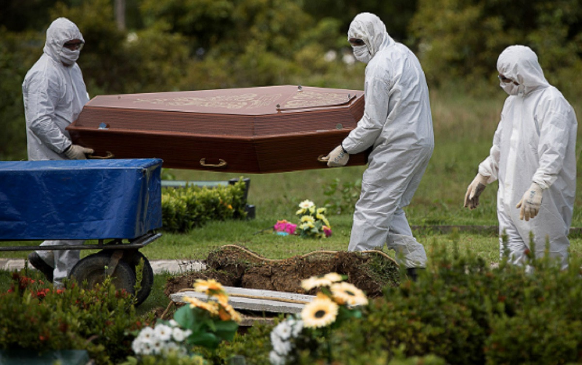 Brasil chega a 135 mil mortes por covid-19. Expectativa de vida mundial deve cair por conta da pandemia