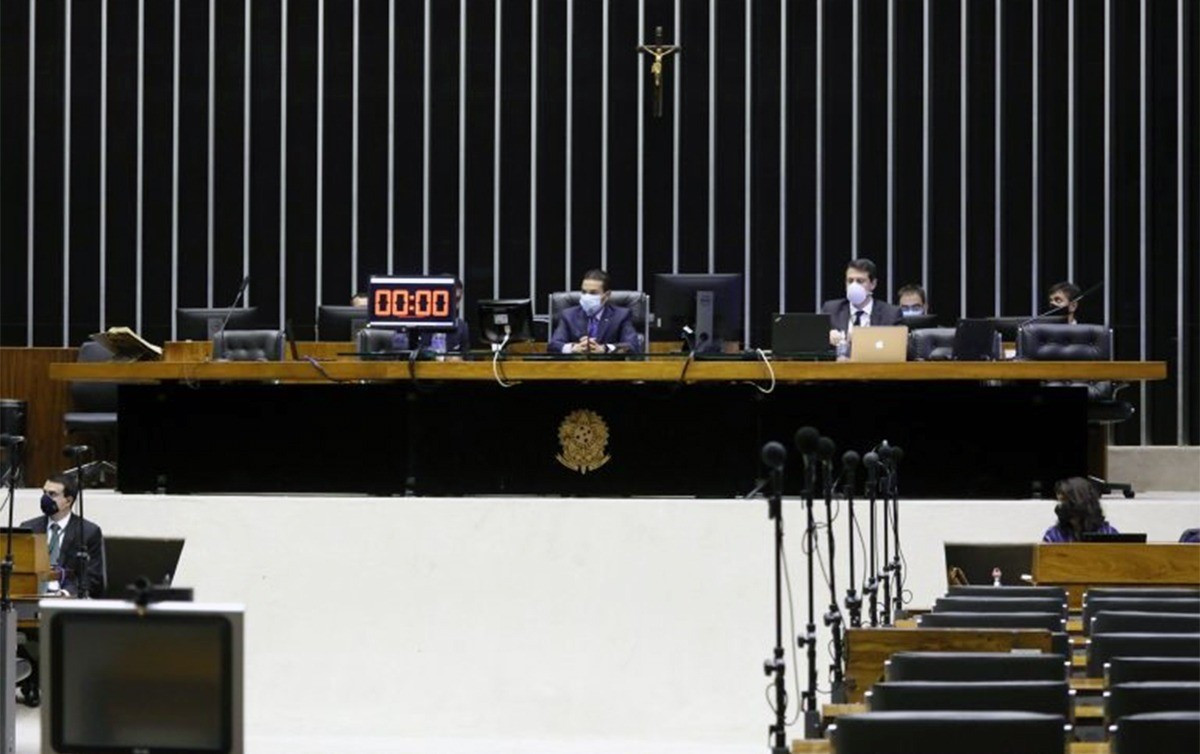 Com obstruções, Câmara encerra sessão. Oposição e centrais querem MP do auxílio emergencial